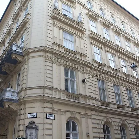 Old Monarchia Hotel